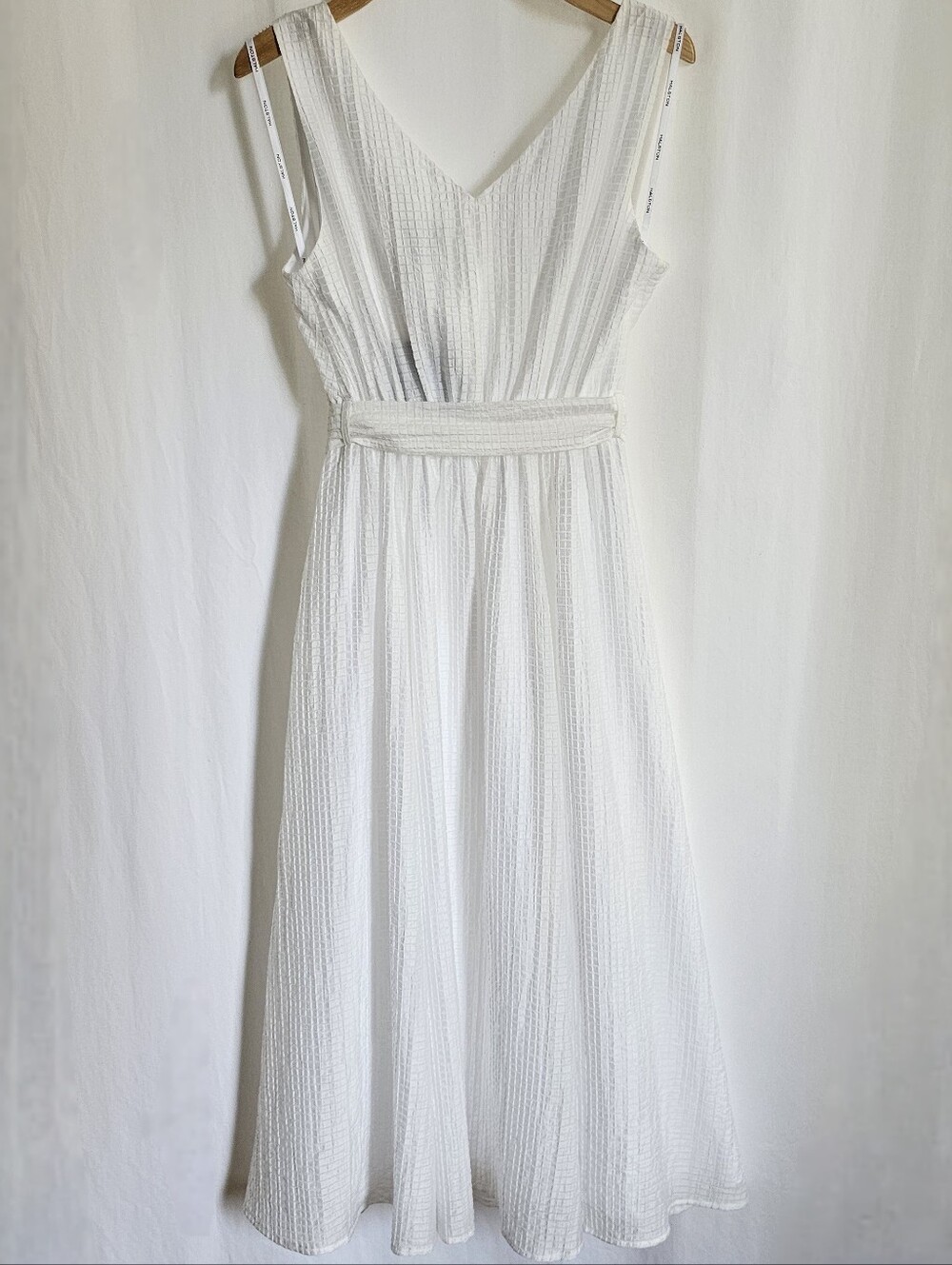 Halston White Sleeveless Seersucker Belted Flare Midi Dress - Picture 7 of 16